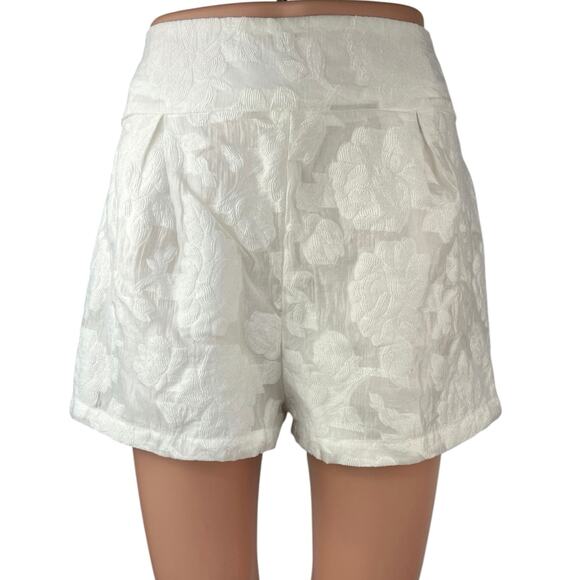 NEW Fashion Nova  Lace White Floral Print Textured Jacquard Wide Leg Shorts Sz L - Picture 1 of 6